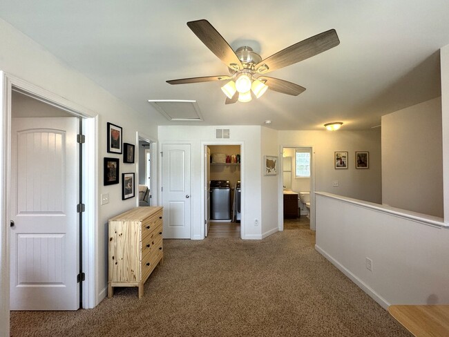 Building Photo - Beautiful home! Minutes to Surf City!