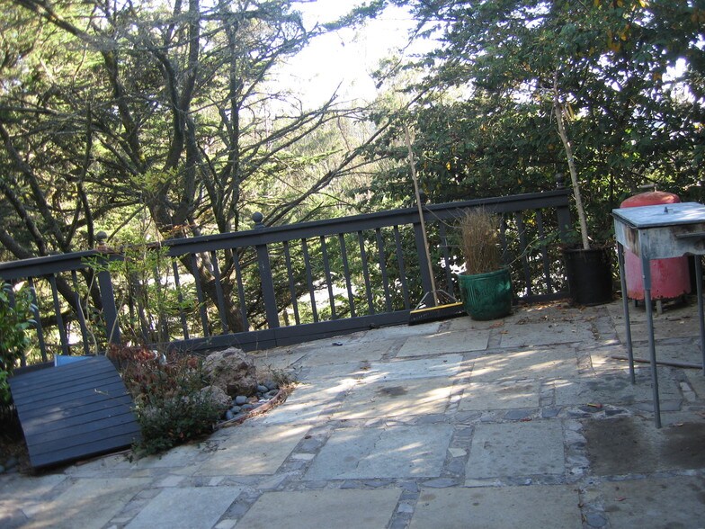 Tranquil setting - 409 Dellbrook Ave