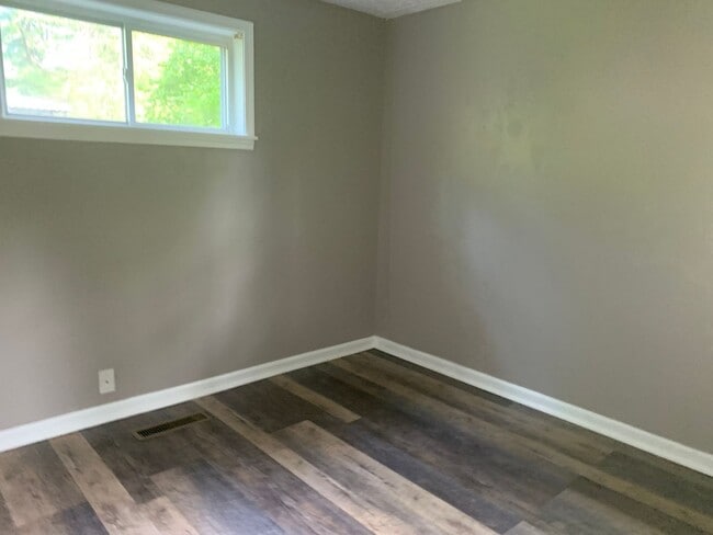 Building Photo - MADISON RANCH WITH 2 BATHS!