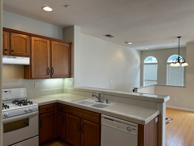 Building Photo - 310 Sunset Way