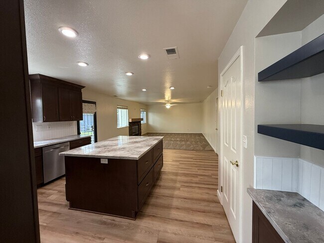 Building Photo - Nicely updated 4-bedroom in Oakdale!