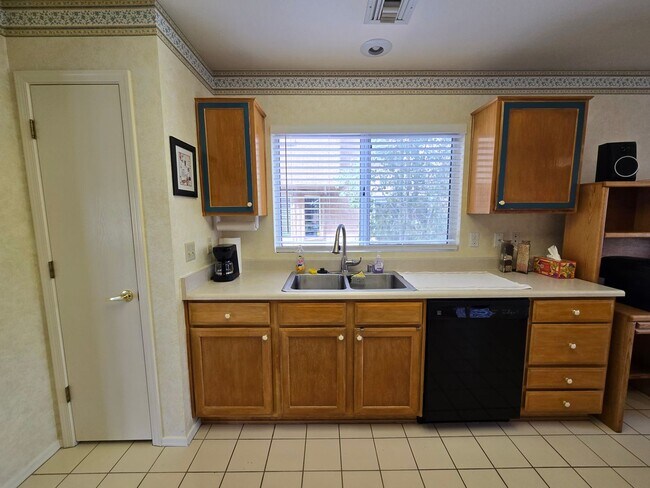 Building Photo - Fully Furnished single story 2 bed 2 bath ...