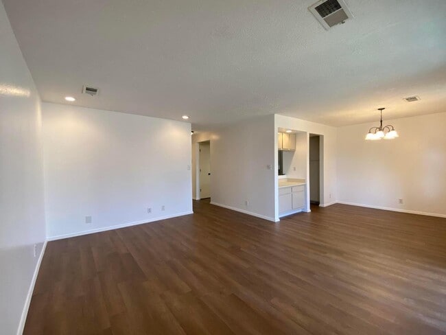 Building Photo - 807 Country Club Dr SE