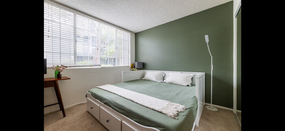 Building Photo - 25335 Pine Creek Ln