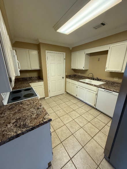 Building Photo - 305 Preston Dr