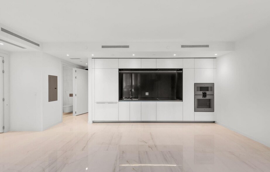 Building Photo - 300 Biscayne Boulevard Way
