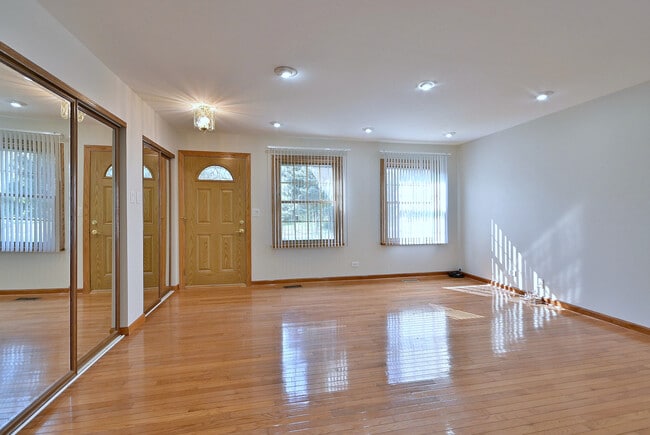 Building Photo - 714 N Lakeside Dr