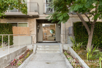 Building Photo - Beautiful 2 Bedroom 3 Bath Condo In Pico/B...