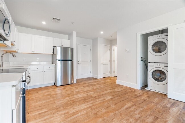 Building Photo - 574-576 State St