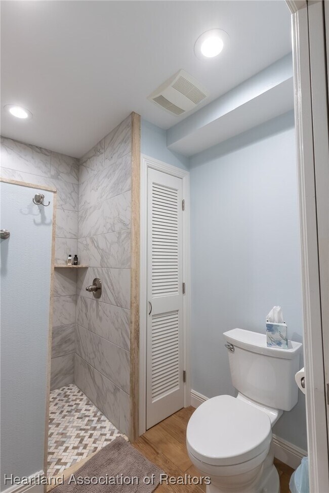 Building Photo - 102 Squirrel Point