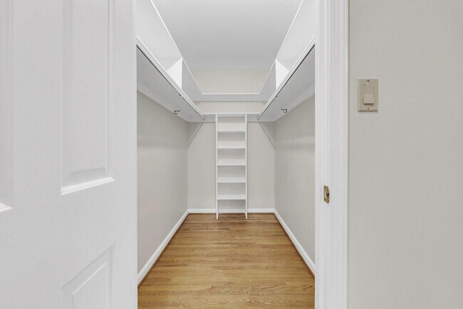 Building Photo - 8616 Chateau Dr