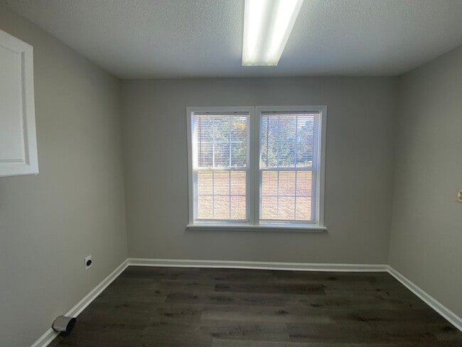 Building Photo - Beautiful 4 Bedroom, 2 Bath House Convenie...