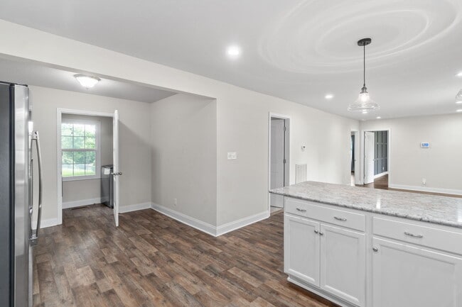 Building Photo - 370 Rossview Rd