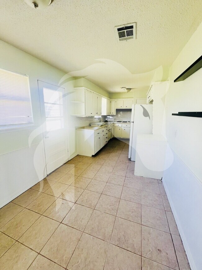 Building Photo - "Charming 4-Bedroom Home with Spacious Living at 840 North Windemere Drive, Moore, OK!"