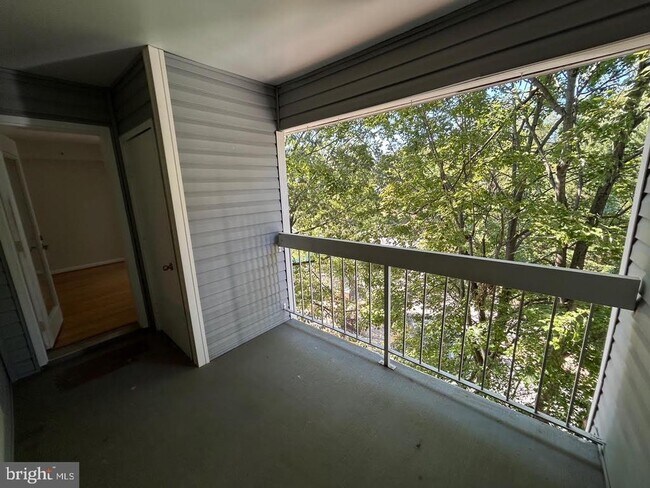 Building Photo - 3175 Summit Square Dr