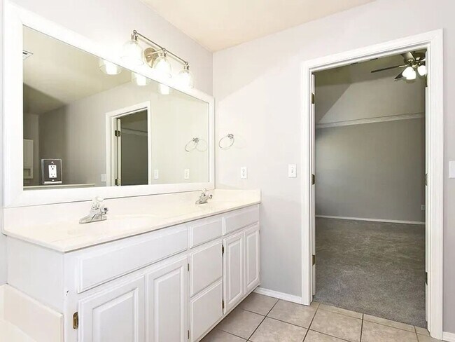 Building Photo - Beautiful 4 Bed 2.5 Bath Property in South...