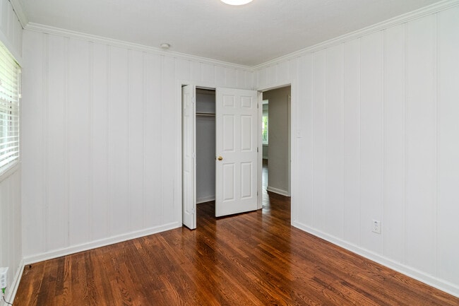 Building Photo - 282 Zandale Dr
