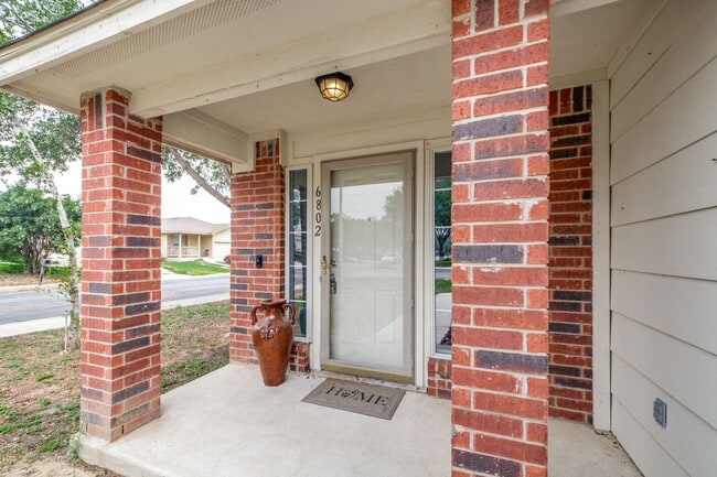 Building Photo - BEAUTIFUL 3-BEDROOM HOME NEAR LACKLAND AFB