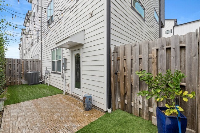 Building Photo - 6315 Timbergrove Gardens Ln