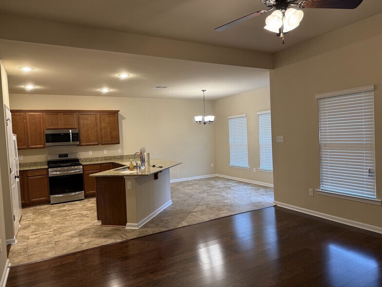 Building Photo - 734 Red Pine Dr
