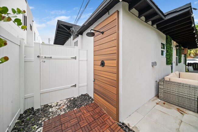 Building Photo - 1416 NE 9th St