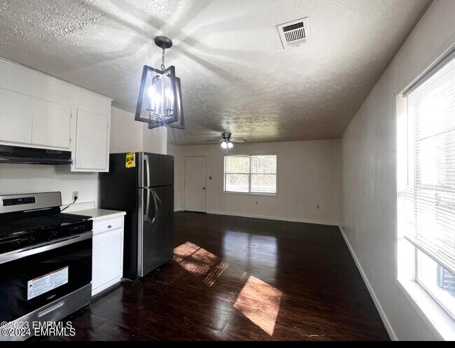 Building Photo - 7523 Lizelia Rd