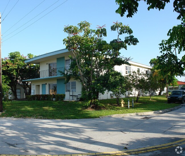 Building Photo - 1989-1999 N Glades Dr