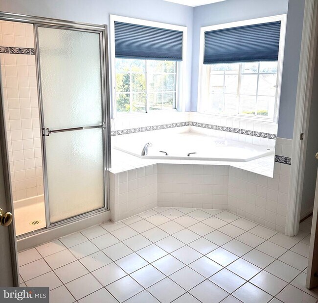 Building Photo - 332 Rubens Cir