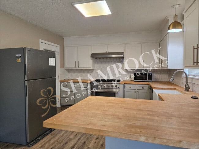 Building Photo - 409 Sharron Dr