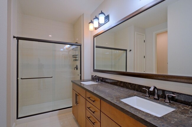 Building Photo - Beautiful end unit 4 bedroom condo in Dublin