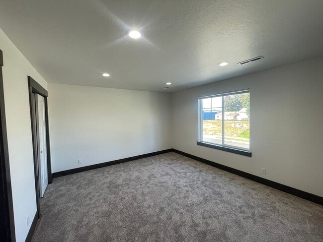 Building Photo - BRAND NEW Hayden Townhome