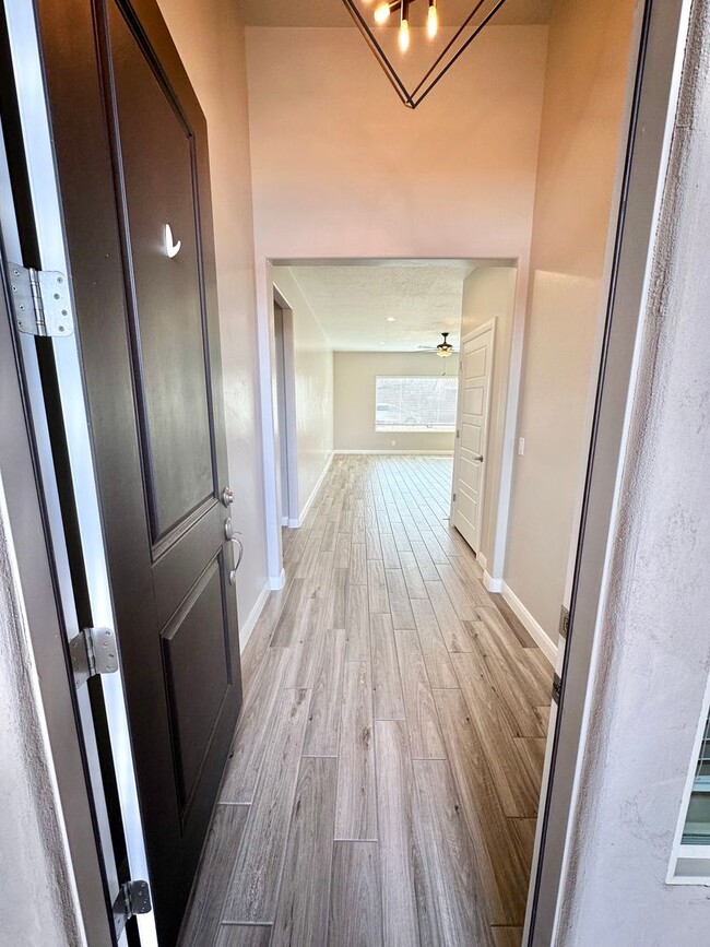 Building Photo - Red Mountain Jewel!  WITH SOLAR PANELS!!