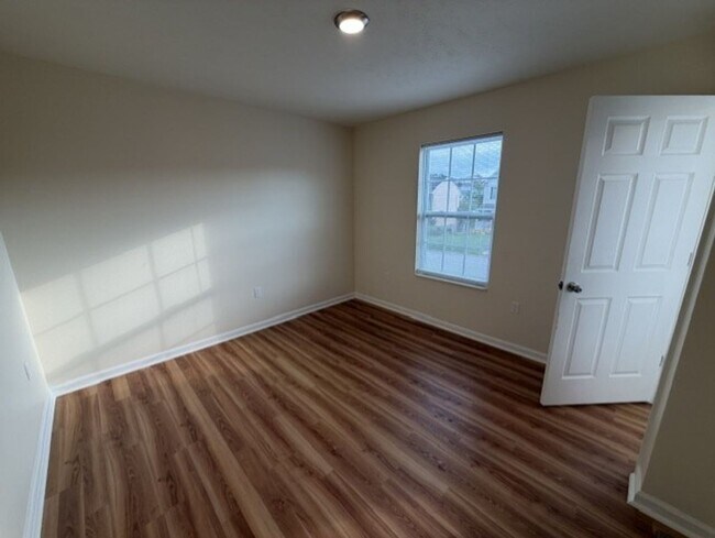 Building Photo - 422 Labrador Ln