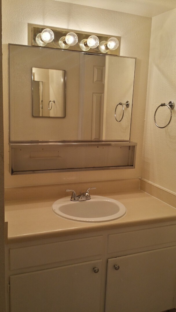 Building Photo - Beautiful 1 Bedroom Condominium!