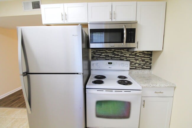 Building Photo - Renovated 2 bedroom Townhome in Belmont!
