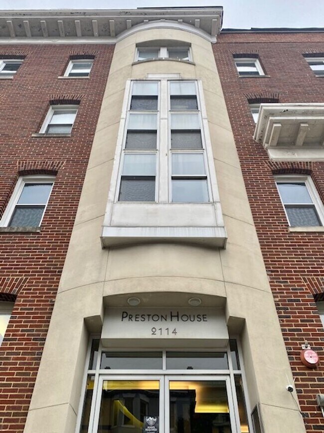 Building Photo - Dupont - West End Fabulous studio with decorative Fireplace & W/D