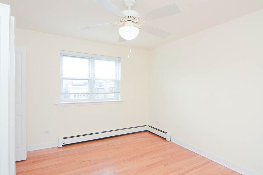 Building Photo - 628 W Wrightwood Ave