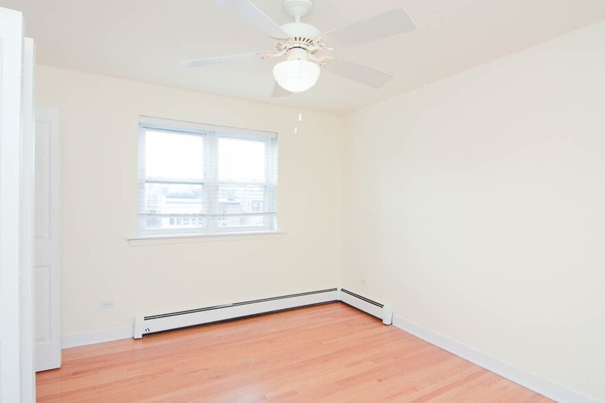 Building Photo - 650 W Wrightwood Ave