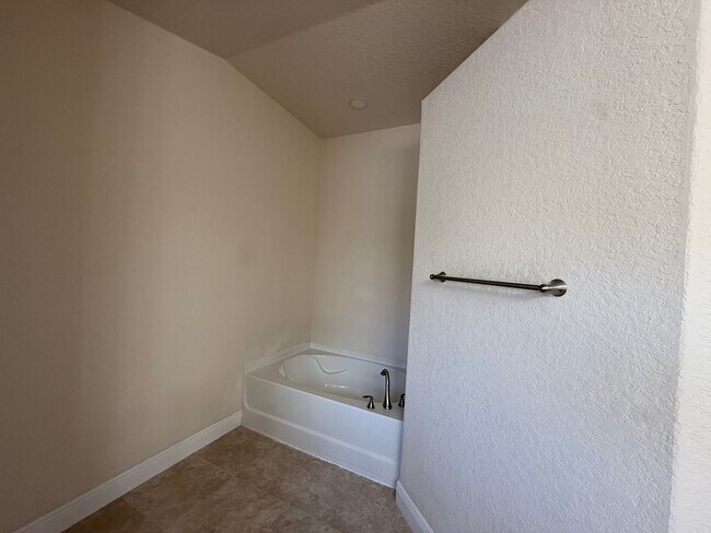 Building Photo - Three bedroom two bathroom BH Home