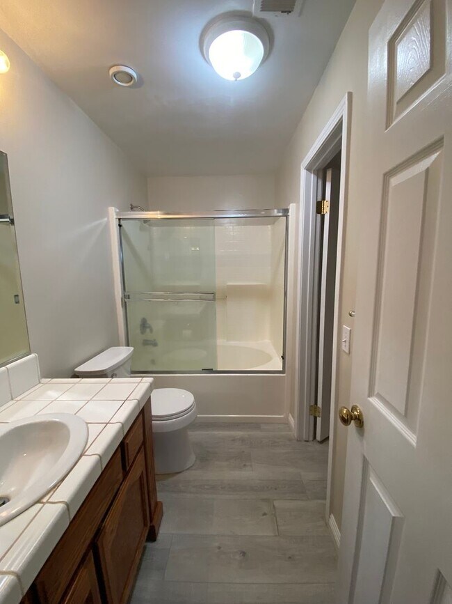 Building Photo - Adorable Home in NW Bakersfield