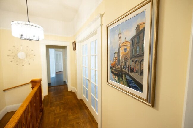 Building Photo - 1107 Broadway-SI ID1309749P