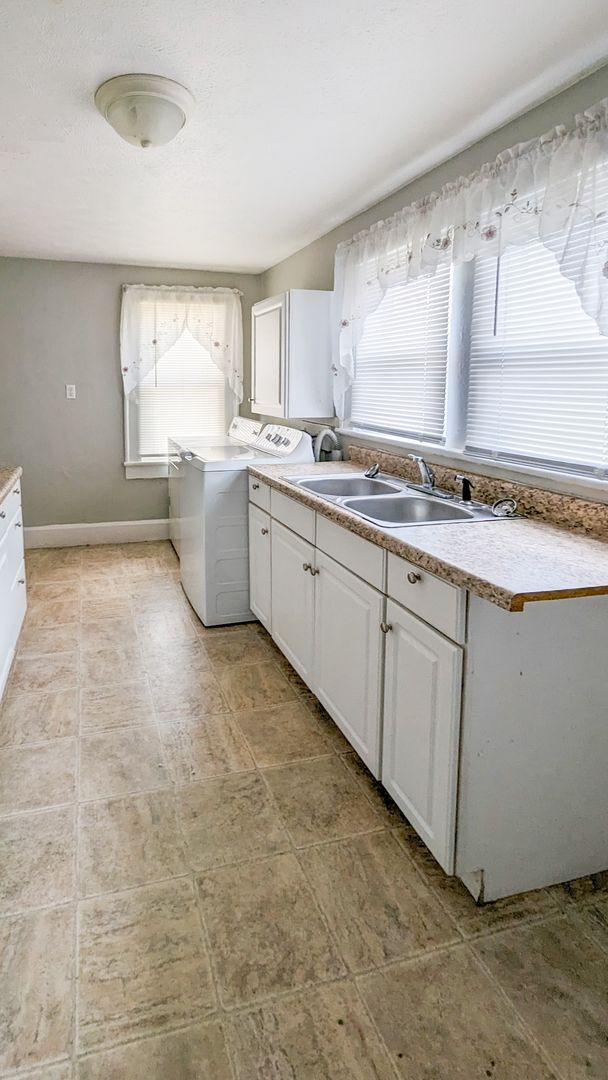 Building Photo - In-Unit Washer and Dryer