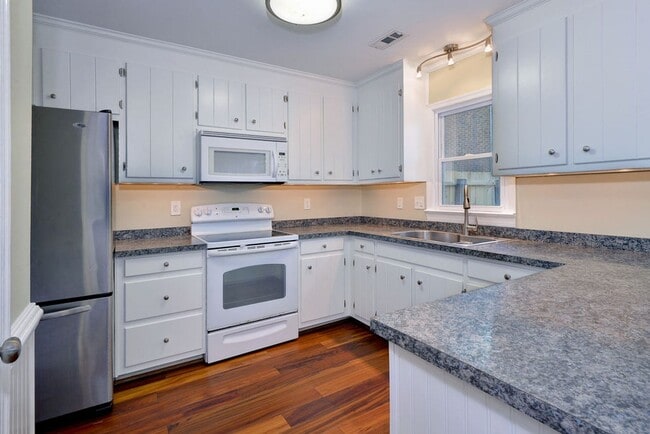 Building Photo - Spacious End-Unit Townhome