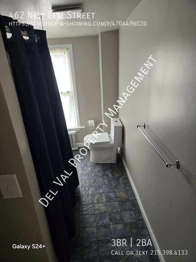 Building Photo - 462 New Elm St