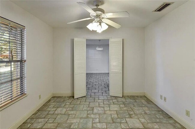 Building Photo - 2906 Greenlawn Pkwy