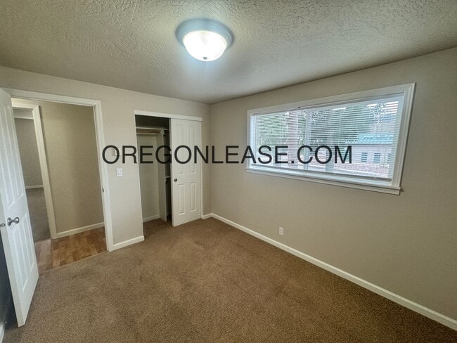 Building Photo - 2 Bed one bath South Hills duplex