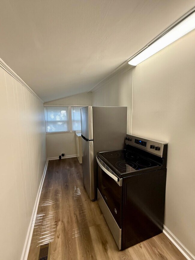 Building Photo - Cozy 1BR • 1BA Home Near Downtown Burlington!