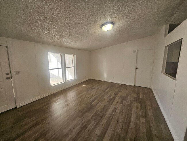Building Photo - Newly Remolded 3 Bedroom Manufactured Home...