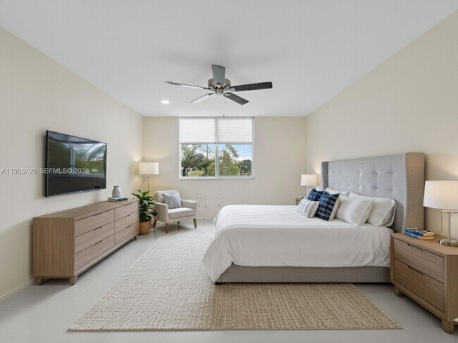 Building Photo - 2820 Somerset Dr