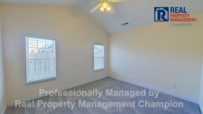 Building Photo - End Unit Condo with Open Floorplan and Split Bedrooms